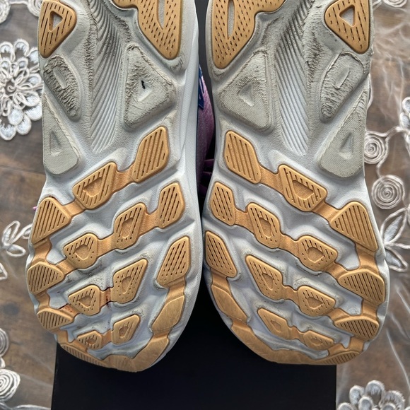 Hoka Clifton9, SZ 6 pink and blue tennis shoes - Picture 5 of 9